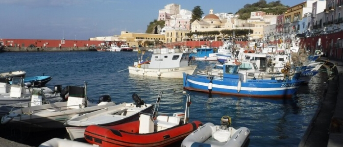 Sedicenne violentata sull'isola di Ponza, braccialetto e domiciliari per 30enne