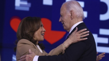 Convention democratici, Biden: "Passo la torcia a Kamala Harris" | "Non c'è posto negli Stati Uniti per la violenza politica"