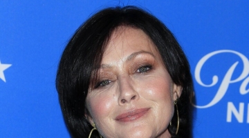 La voce di Shannen Doherty vivrà grazie alla mamma: "Continuerò il suo podcast"