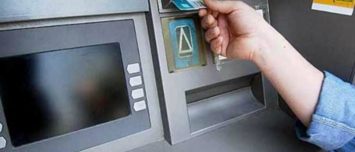 Ragusa, rapinatori staccano il bancomat con un escavatore e scappano con il bottino