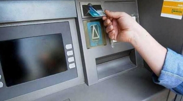 Ragusa, rapinatori staccano il bancomat con un escavatore e scappano con il bottino