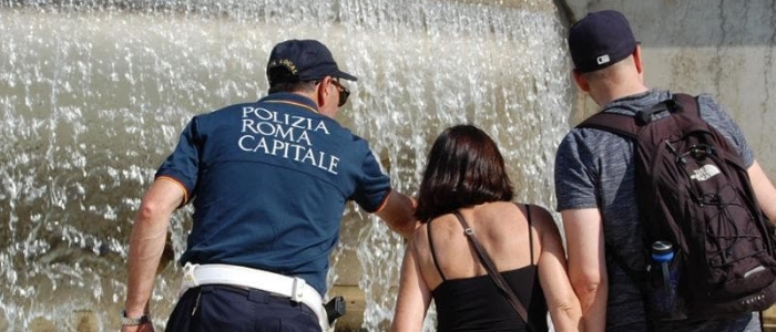 Roma, immerge le gambe nella Fontana di Trevi: multa di 450 euro