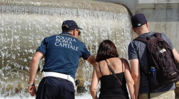 Roma, immerge le gambe nella Fontana di Trevi: multa di 450 euro