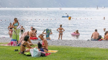 Restituisce un portafoglio a Riva del Garda (Trento), proprietaria lo invita nel suo ristorante... ma arriva il conto