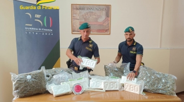 GUARDIA DI FINANZA NAPOLI: SEQUESTRATI OLTRE 23 KG DI SOSTANZE STUPEFACENTI, OCCULTATI IN SACCHI DI PLASTICA E TROLLEY. DUE PERSONE TRATTE IN ARRESTO