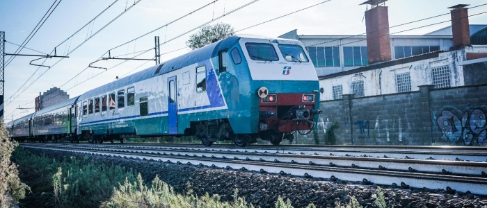 Milano, treno esce dai binari: ferito manovratore, 5 passeggeri in ospedale | Macchinista eroe evita una strage