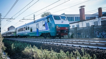 Milano, treno esce dai binari: ferito manovratore, 5 passeggeri in ospedale | Macchinista eroe evita una strage