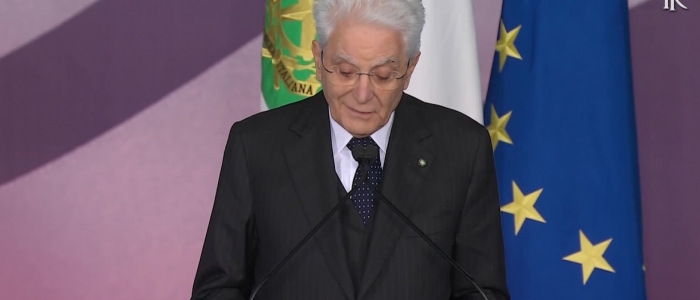 Mattarella: "Scuola pilastro della Repubblica, servono risorse adeguate" | "Il disagio giovanile è una grande questione nazionale"