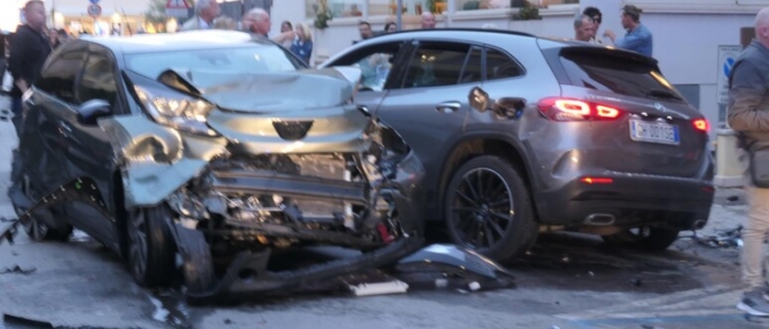 Lido di Camaiore (Lucca), auto investe 7 persone: morte due ragazze