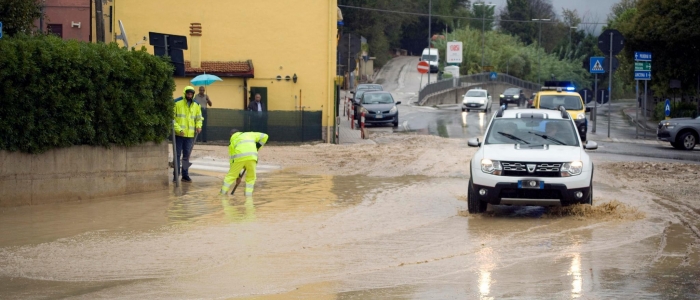 Maltempo in Toscana e Veneto, nel Pisano neonato e nonna trascinati via dal torrente: ricerche in corso | Fiumi esondati ed evacuazioni nel Padovano