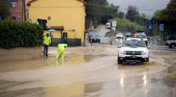 Maltempo in Toscana e Veneto, nel Pisano neonato e nonna trascinati via dal torrente: ricerche in corso | Fiumi esondati ed evacuazioni nel Padovano