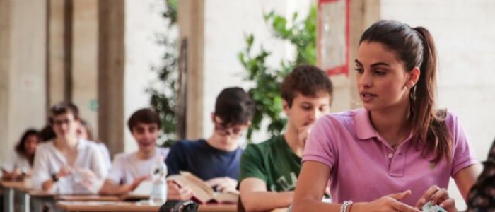 Smartphone, dress code, look eccentrici, tutti i divieti a scuola: ma in tanti disobbediscono...