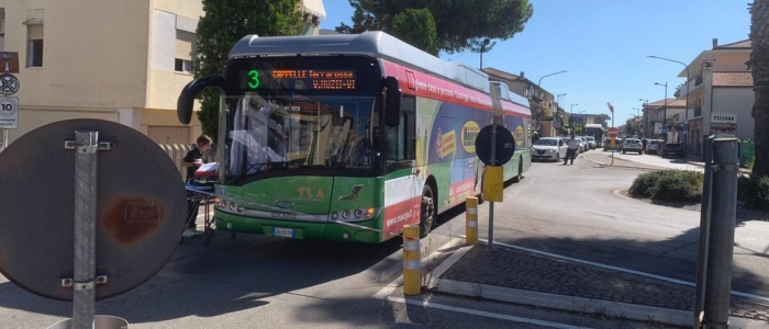 Montesilvano Marina (Pescara), autobus frena di colpo: passeggero sbatte la testa e muore