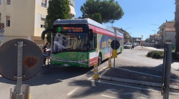 Montesilvano Marina (Pescara), autobus frena di colpo: passeggero sbatte la testa e muore