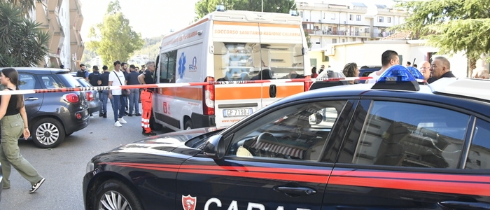 Roma, su uno scooter rubato vede i carabinieri e scappa: si schianta e muore