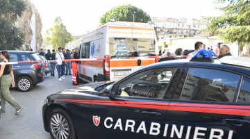 Roma, su uno scooter rubato vede i carabinieri e scappa: si schianta e muore