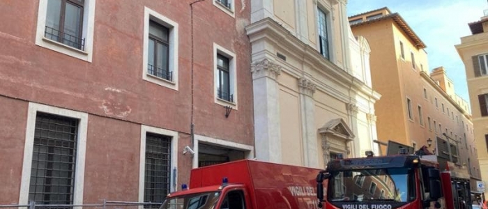 Roma, precipita ascensore in un palazzo con cantiere in centro: un morto e due feriti