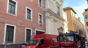 Roma, precipita ascensore in un palazzo con cantiere in centro: un morto e due feriti