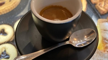 Pordenone, bevono il caffè e lasciano una busta con i soldi sul tavolo: l'appello dei baristi ai clienti "smemorati"