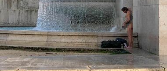 Roma, fa il bagno seminudo nella Fontana del Tritone: multa e Daspo