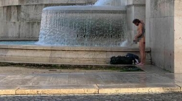 Roma, fa il bagno seminudo nella Fontana del Tritone: multa e Daspo