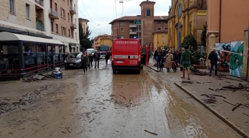 Maltempo a Bologna, il fratello della vittima: "Come farò a vivere senza Simone? Gli ho tenuto la mano finché..."