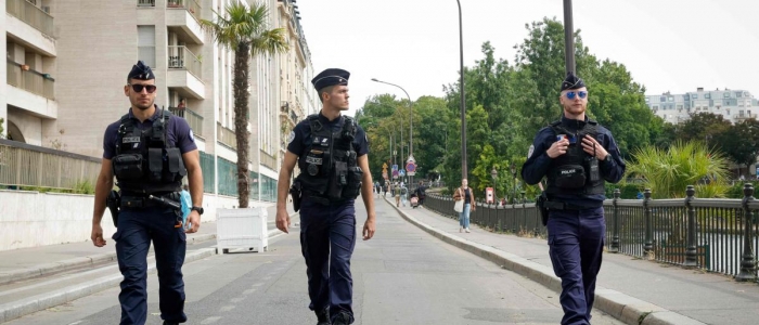 Francia, deputato beccato dalla polizia mentre acquistava droga in strada