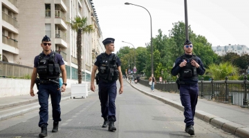 Francia, deputato beccato dalla polizia mentre acquistava droga in strada