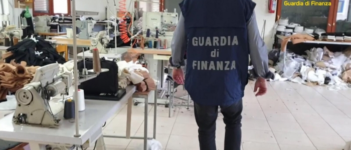 GDF NAPOLI: LOTTA ALL'ABUSIVISMO COMMERCIALE NEL COMUNE DI PALMA CAMPANIA. SEQUESTRATO UN OPIFICIO ABUSIVO E INDIVIDUATE 15 VITTIME DI CAPORALATO. DENUNCIATI 2 RESPONSABILI