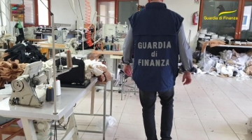 GDF NAPOLI: LOTTA ALL'ABUSIVISMO COMMERCIALE NEL COMUNE DI PALMA CAMPANIA. SEQUESTRATO UN OPIFICIO ABUSIVO E INDIVIDUATE 15 VITTIME DI CAPORALATO. DENUNCIATI 2 RESPONSABILI