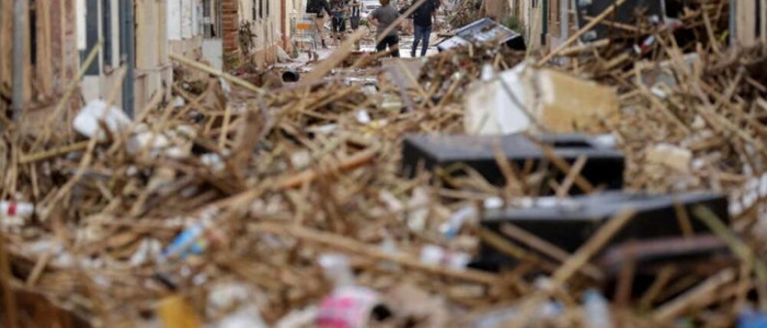 A Valencia perde moglie e figlia nell'alluvione: "L'acqua e il fango me le hanno portate via davanti agli occhi, non ho potuto fare nulla"