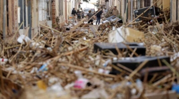 A Valencia perde moglie e figlia nell'alluvione: "L'acqua e il fango me le hanno portate via davanti agli occhi, non ho potuto fare nulla"