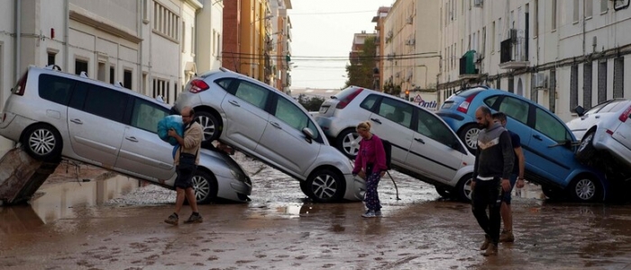 Alluvione Valencia, oltre 90 morti e decine di dispersi | Polemica sull'allarme alla popolazione arrivato con 11 ore di ritardo | La "Dana" perde forza ma è ancora allerta attiva in 12 province