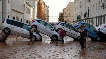 Alluvione Valencia, oltre 90 morti e decine di dispersi | Polemica sull'allarme alla popolazione arrivato con 11 ore di ritardo | La "Dana" perde forza ma è ancora allerta attiva in 12 province