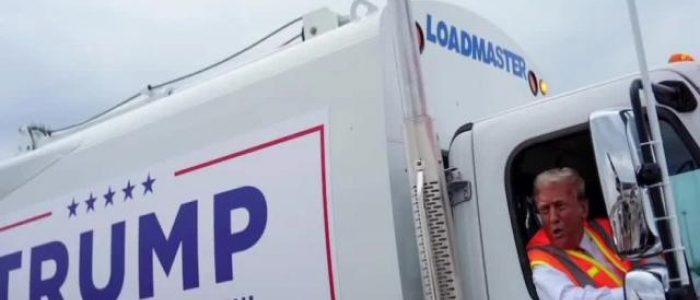 Usa 2024, Trump guida un camion per la raccolta dei rifiuti in risposta a Biden che aveva definito "spazzatura" i suoi sostenitori