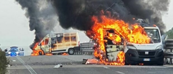 Assalto a un blindato portavalori nel Barese, auto in fiamme | Usate anche due bombe