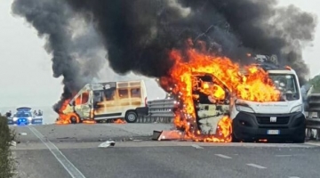 Assalto a un blindato portavalori nel Barese, auto in fiamme | Usate anche due bombe