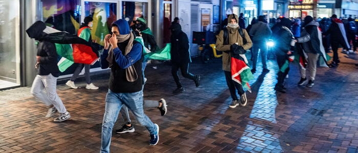 Amsterdam, scontri tra filo-palestinesi e tifosi del Maccabi: 10 feriti | Smentite le voci sugli ostaggi, rintracciati tutti gli israeliani coinvolti