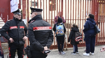 Napoli, prof aggredita: striscioni e rientro blindato per gli alunni: pochi bambini a scuola