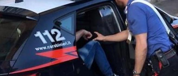 Siracusa, sequestra in casa e sevizia la moglie: arrestato un 43enne