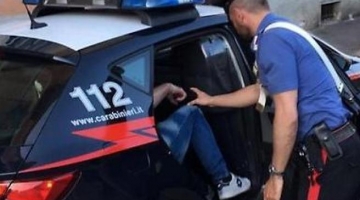 Siracusa, sequestra in casa e sevizia la moglie: arrestato un 43enne