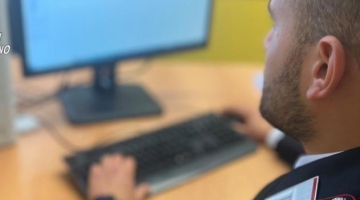 Roma, ruba un cellulare e si scatta un selfie che lo incastra: arrestato 19enne