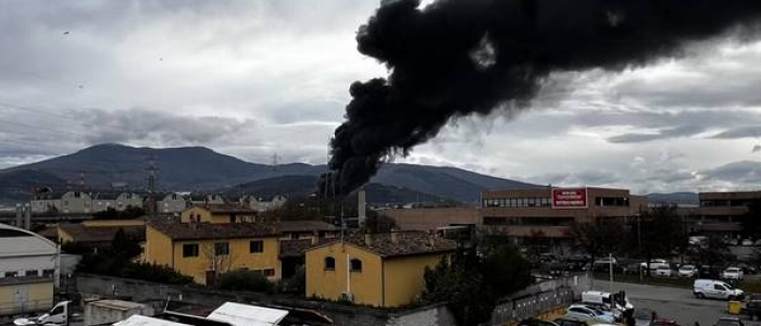 Esplosione in una raffineria a Calenzano | La Prefettura di Firenze: "Al momento due morti, 8 feriti e 4 dispersi accertati" | All'ospedale di Careggi scatta il piano di massiccio afflusso