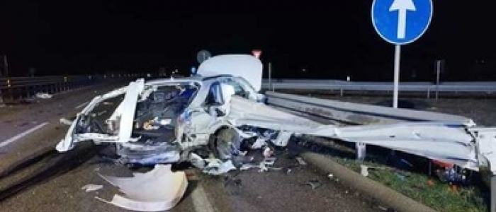Francavilla Fontana (Brindisi), auto contro guardrail: morti due fidanzati 25enni