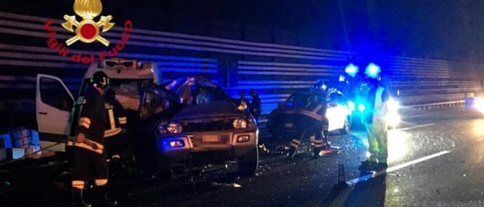 Scontro tra due auto e un furgone sulla A1, 3 morti e 5 feriti