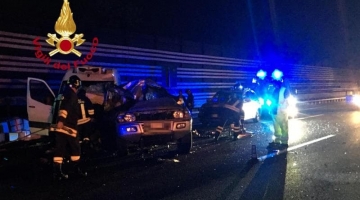 Scontro tra due auto e un furgone sulla A1, 3 morti e 5 feriti