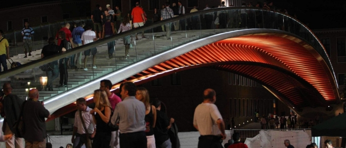 Venezia, troppe scivolate sul ponte di Calatrava: il Comune affida il progetto per rendere più sicuri i 284 gradini in vetro