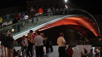 Venezia, troppe scivolate sul ponte di Calatrava: il Comune affida il progetto per rendere più sicuri i 284 gradini in vetro