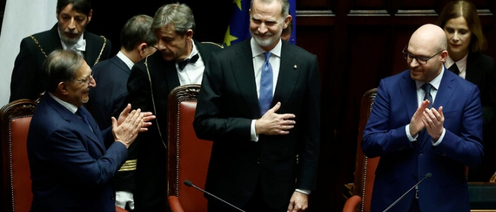 Re Felipe in Parlamento: "Mattarella punto riferimento per l'Italia"