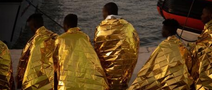 Migranti, bambina di 11 anni arrivata da sola a Lampedusa su una zattera di pneumatici | I soccorritori: "Individuata seguendo le urla"